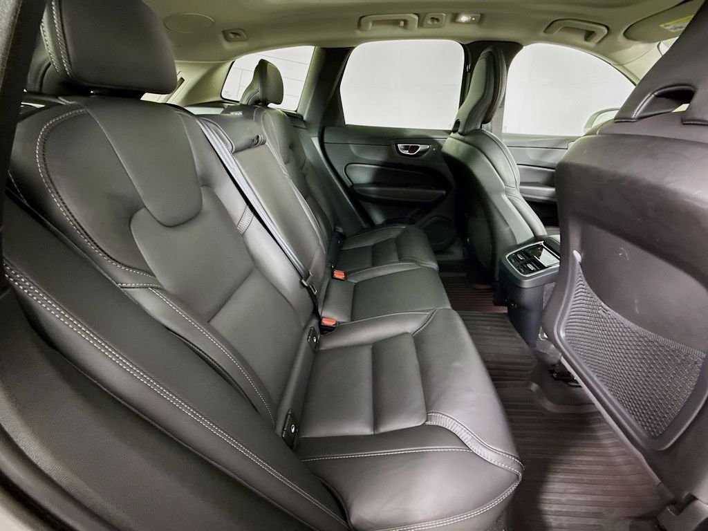 Used 2023 Silver Volvo B5 Ultimate Bright Theme image 29