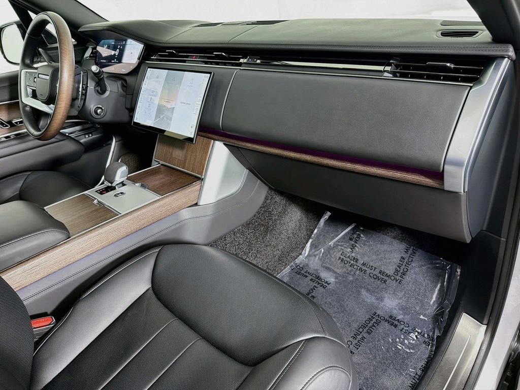 Used 2025 Ostuni Pearl Wht Prem Met Land Rover Autobiography image 33