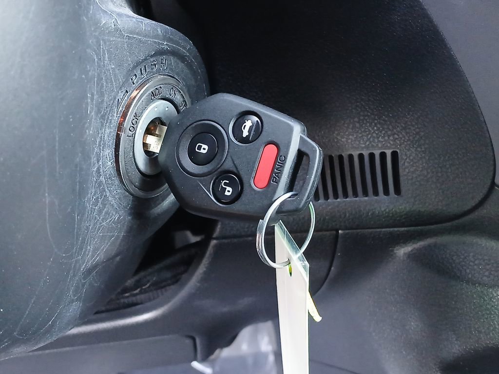Used 2024 White Subaru  image 17