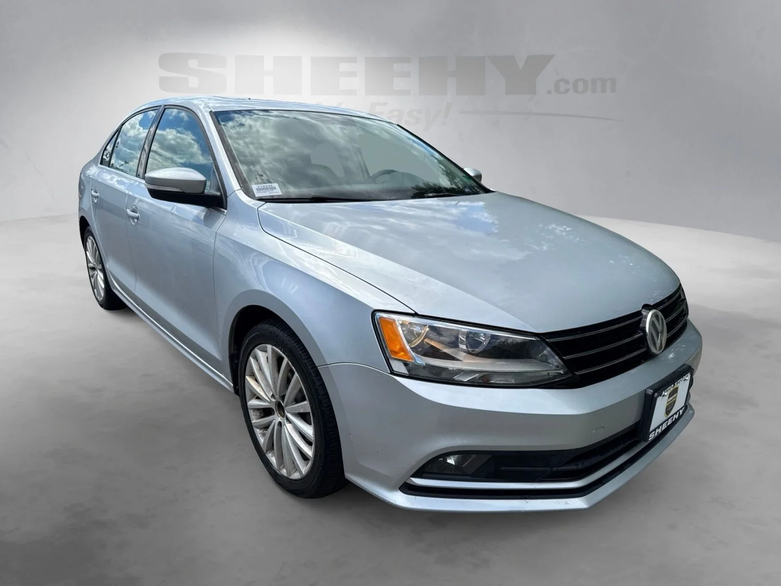 Used 2015  Volkswagen 1.8T SE image 2