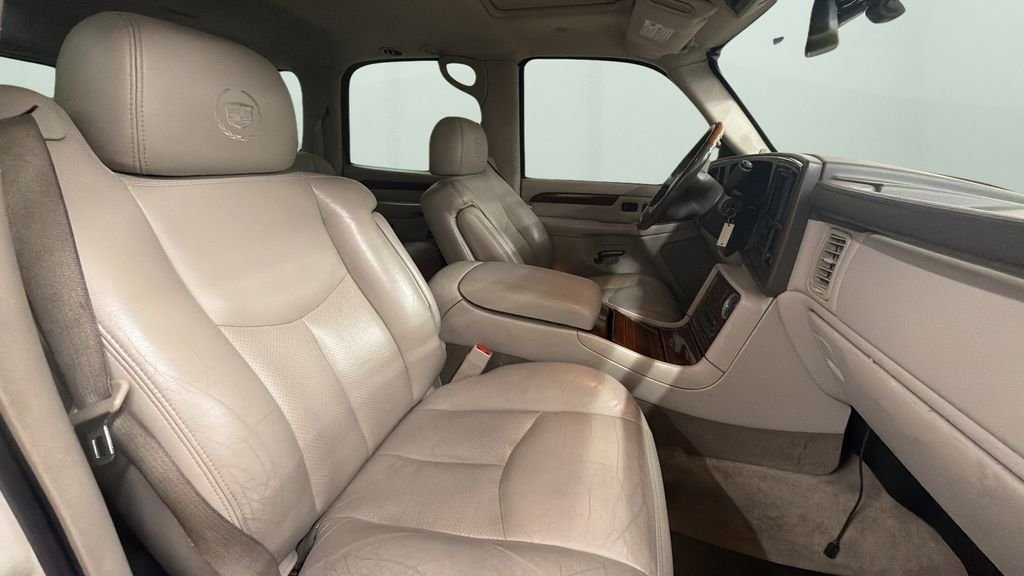 Used 2004 White Cadillac Base image 9