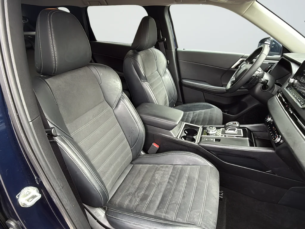 Used 2024 Blue Mitsubishi SE image 26
