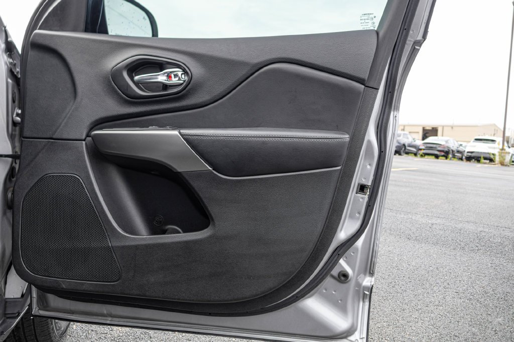 Used 2021 Silver Jeep Limited image 34