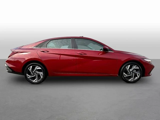 Used 2025 Red Hyundai SEL Convenience image 8