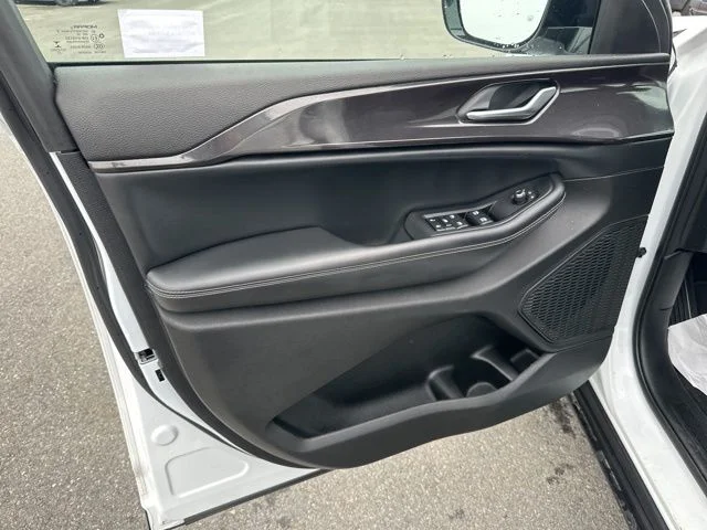 Used 2023 White Jeep Altitude image 16