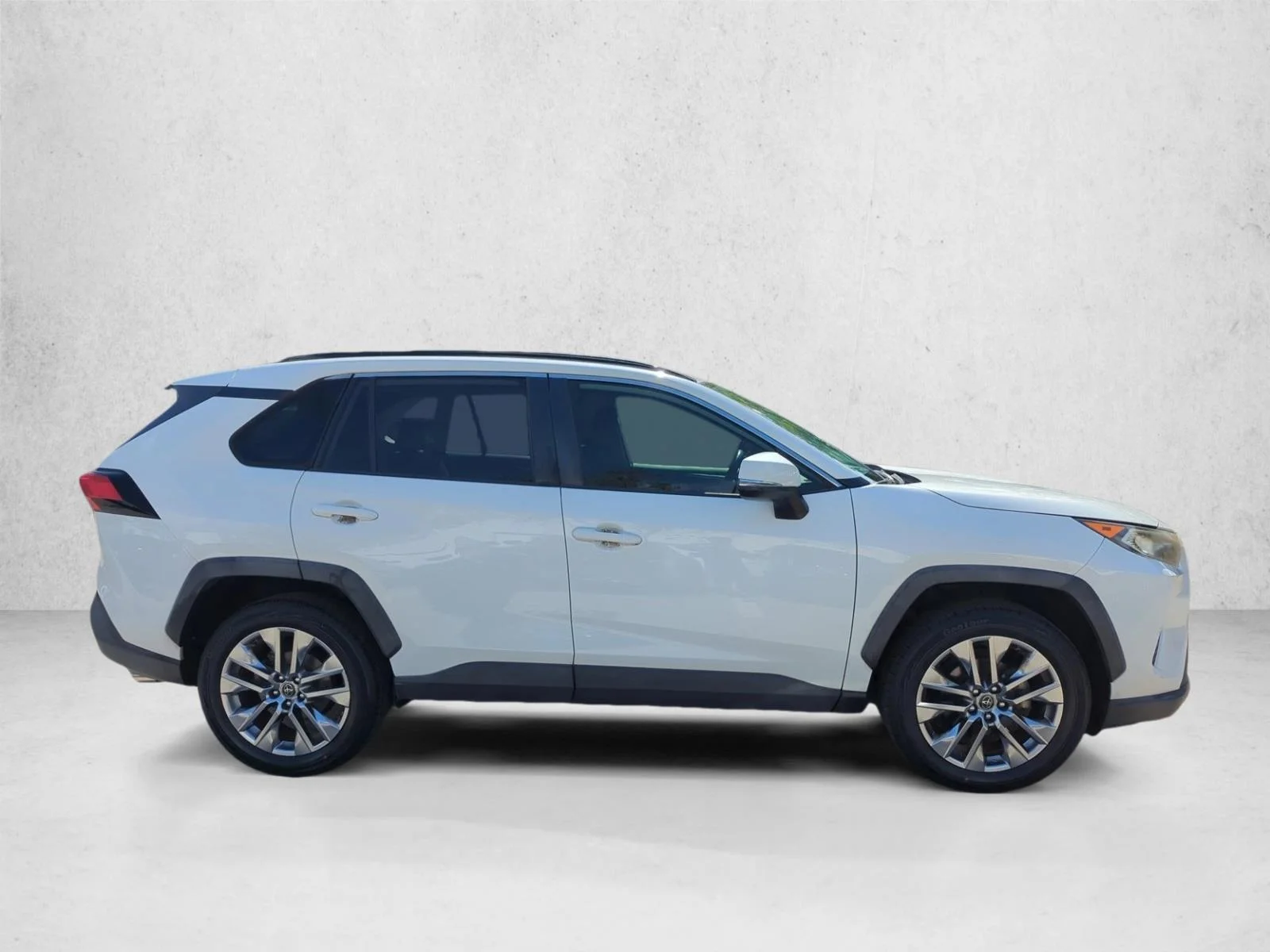 Used 2019 Super White Toyota XLE Premium image 4