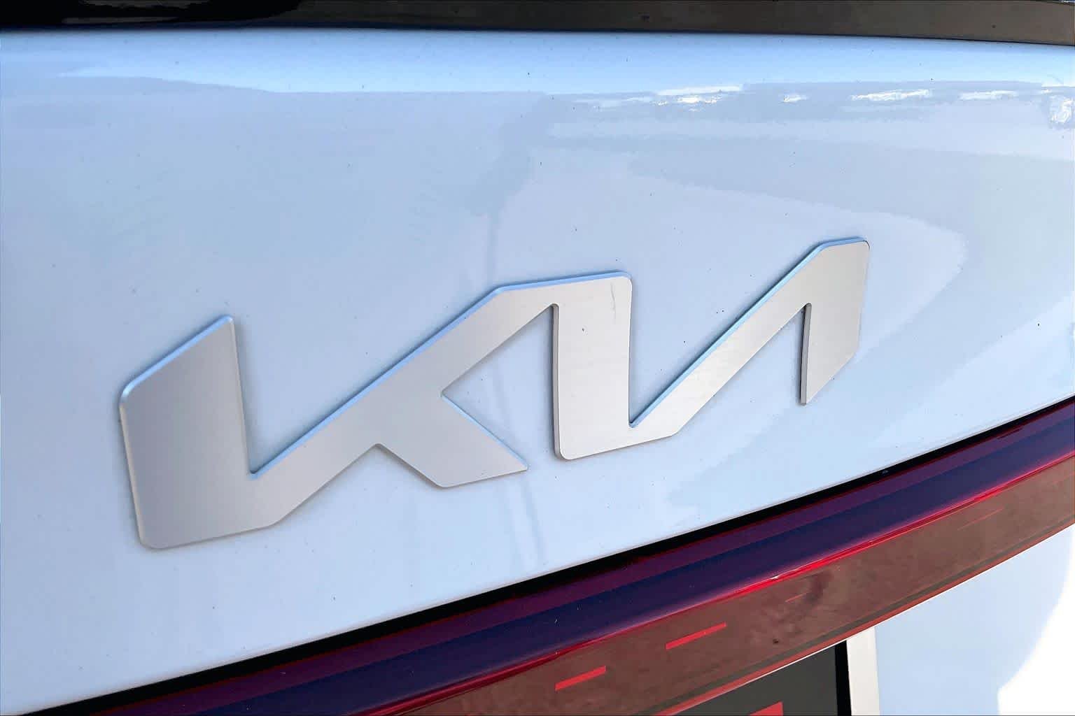 Used 2024 Snow White Pearl Kia GT-Line image 31