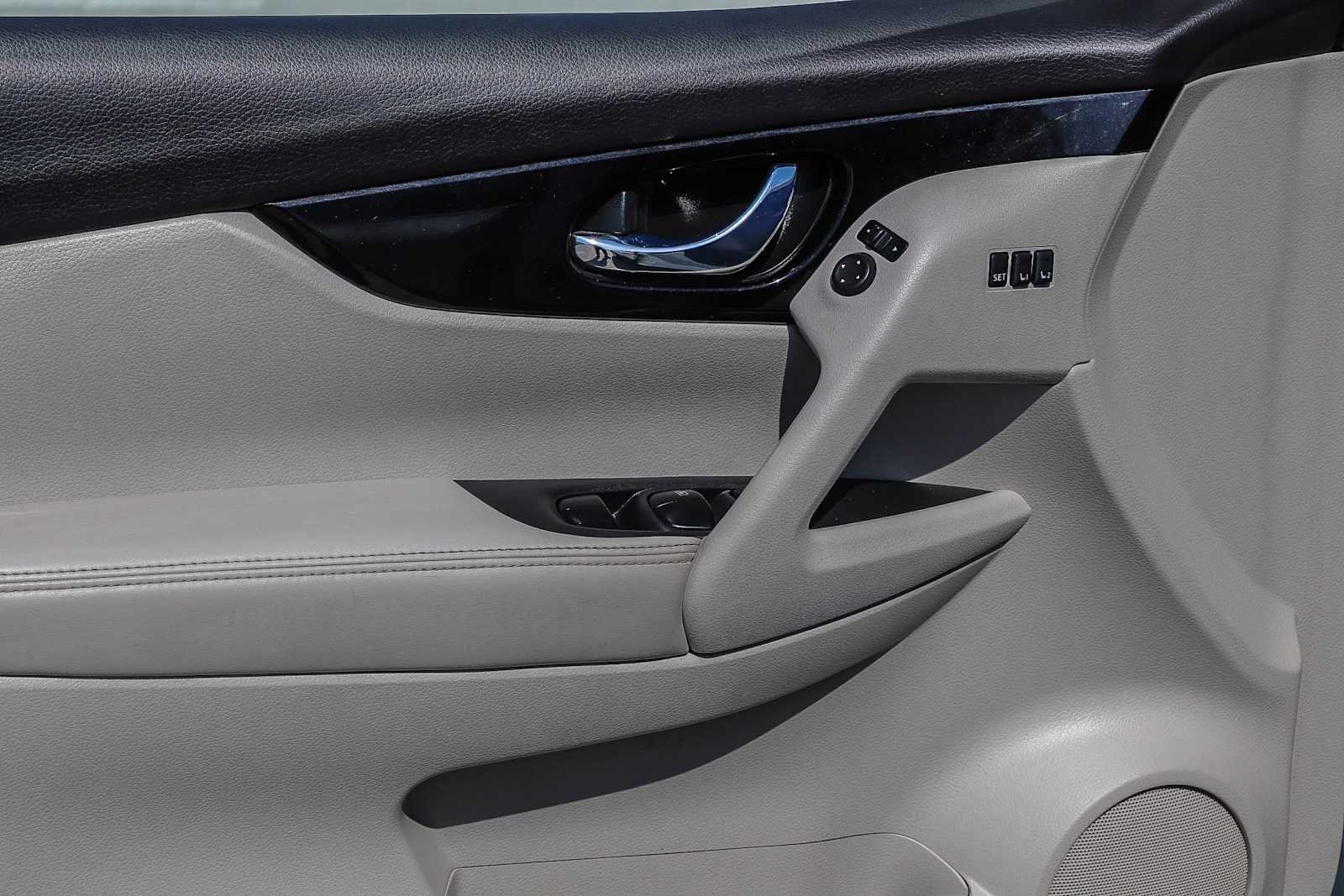 Used 2022 Pearl White Tricoat Nissan SV image 19