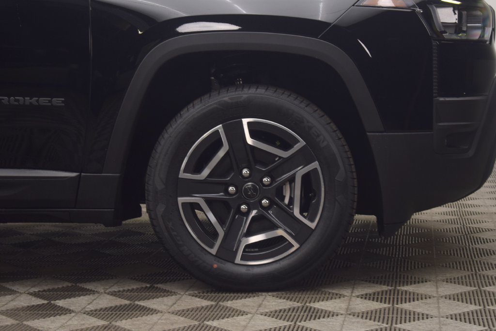 New 2026 Diamond Black Crystal Pearl-Coat Exterior Paint Jeep Limited image 7