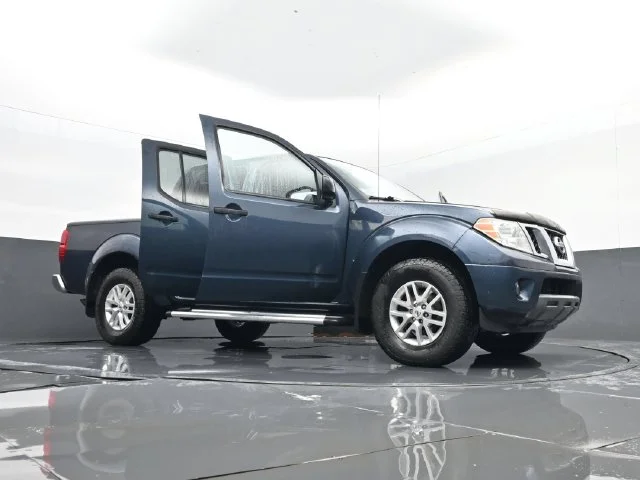 Used 2017 Arctic Blue Metallic Nissan SV image 30