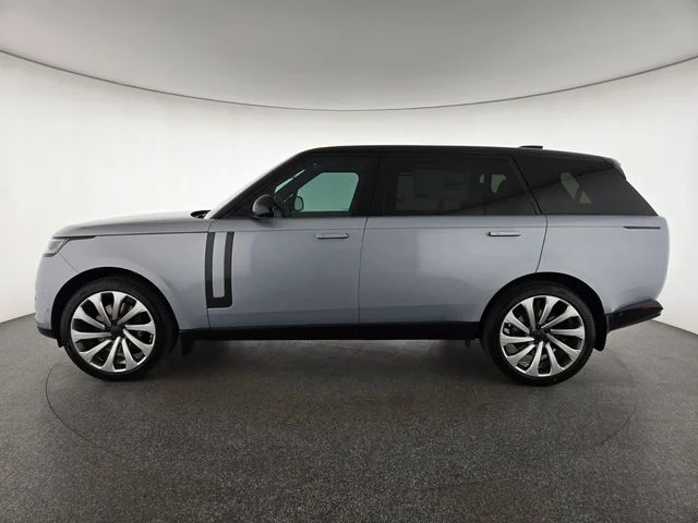 New 2026 Ionian Silver in Gloss finish Land Rover SE image 29