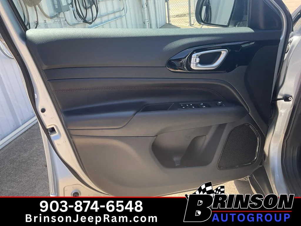 Used 2025 Silver Zynith Metallic Clearcoat Jeep Trailhawk image 24