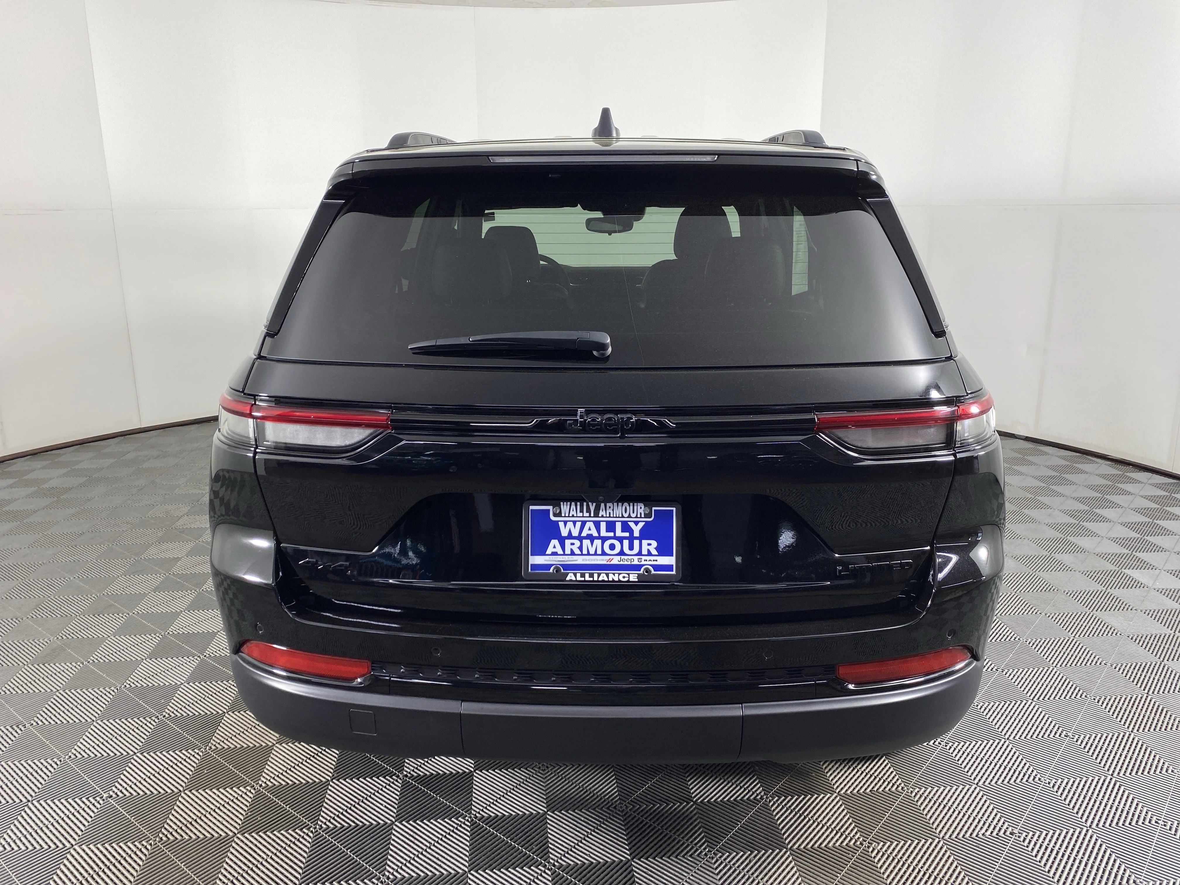 Used 2024 Diamond Black Crystal Pearlcoat Jeep Limited image 10