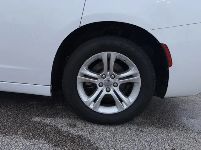 Used 2022 White Dodge SXT image 9