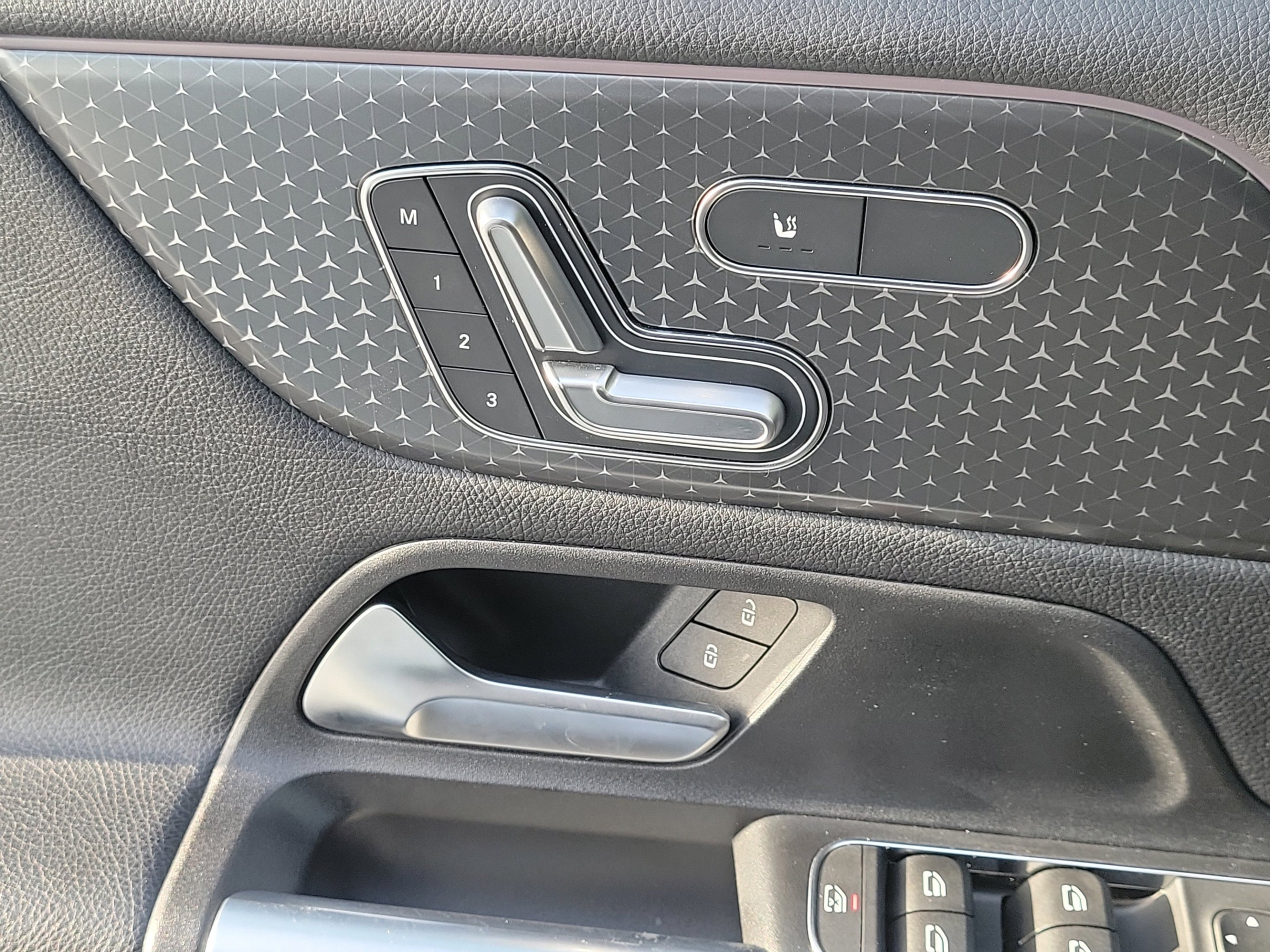 Used 2025 Polar White Mercedes-Benz GLB 250 image 25