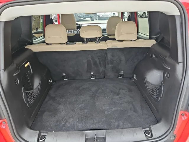 Used 2019 Red Jeep Latitude image 12