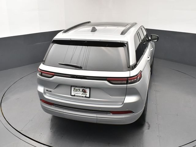 New 2026 Silver Zynith Exterior Paint Jeep Limited Reserve image 16