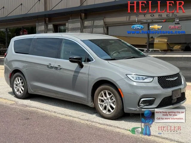 Used 2025 Ceramic Gray Clearcoat Chrysler Select image 1