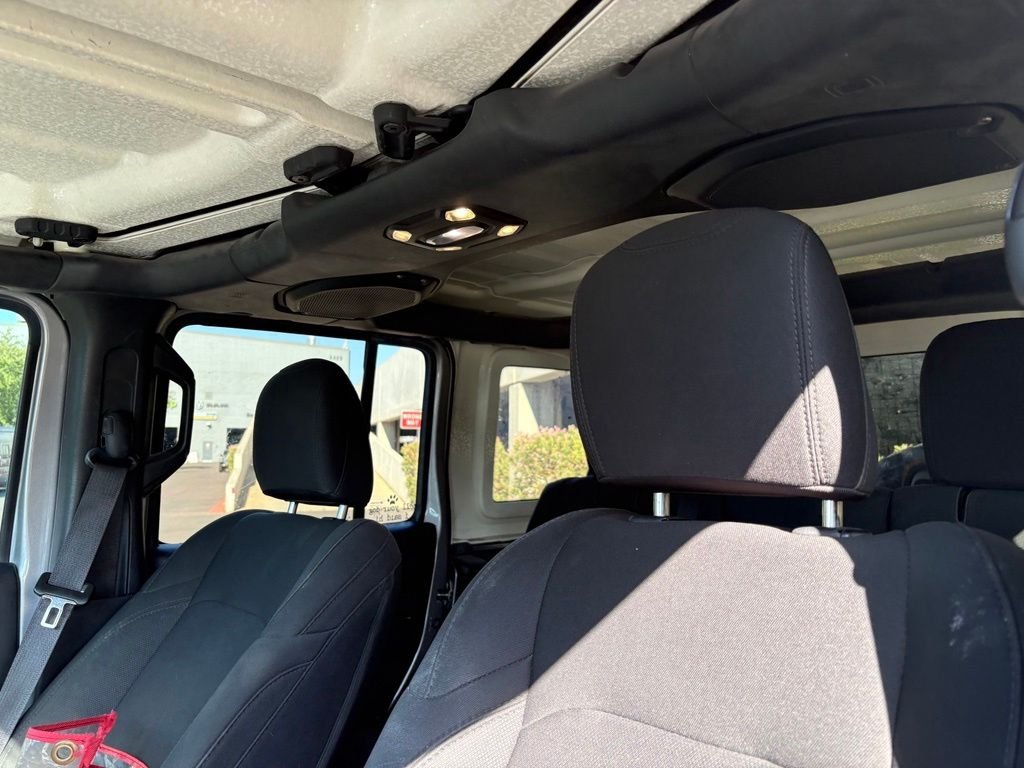 Used 2019 Silver Jeep Unlimited Sport S image 10