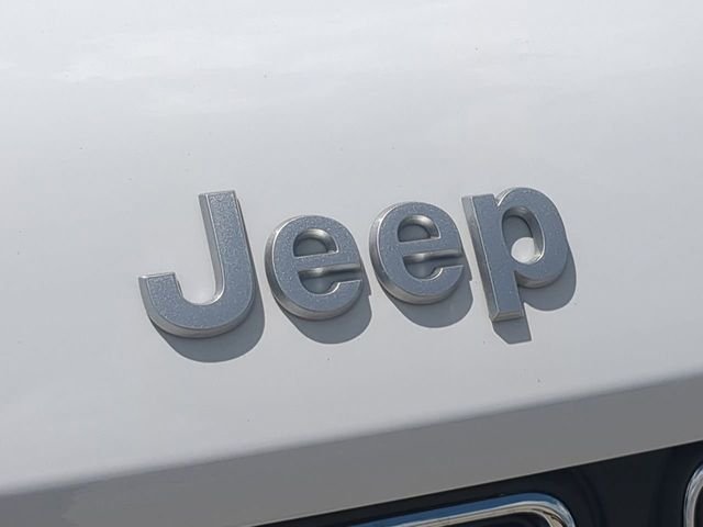 New 2026 Bright White Clear-Coat Exterior Paint Jeep Laredo X image 13