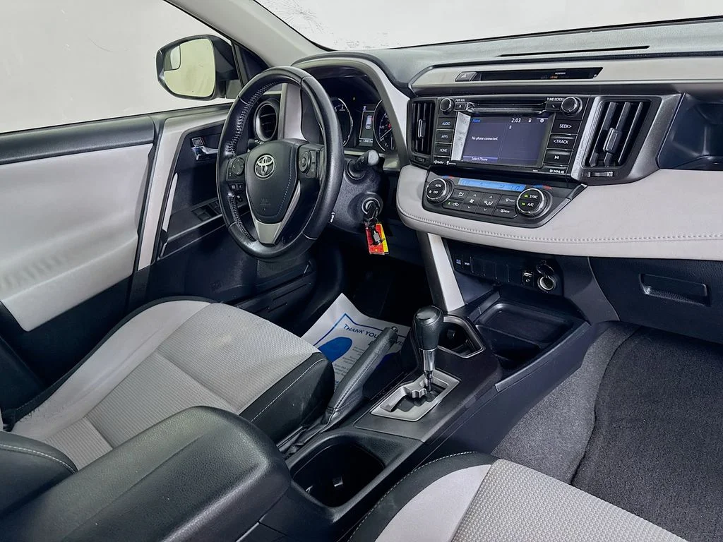Used 2016 Super White Toyota XLE image 31