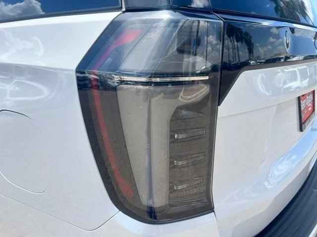 Used 2025 Iridescent Pearl Tricoat Chevrolet RST image 7