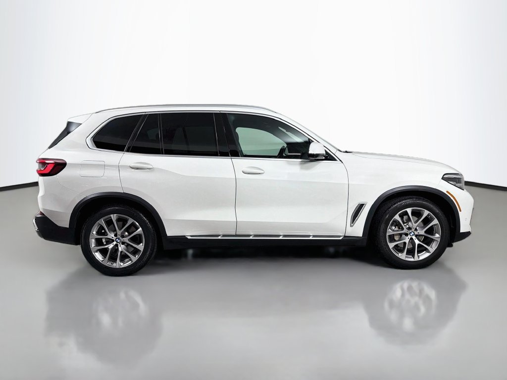 Used 2023 White BMW sDrive40i image 4