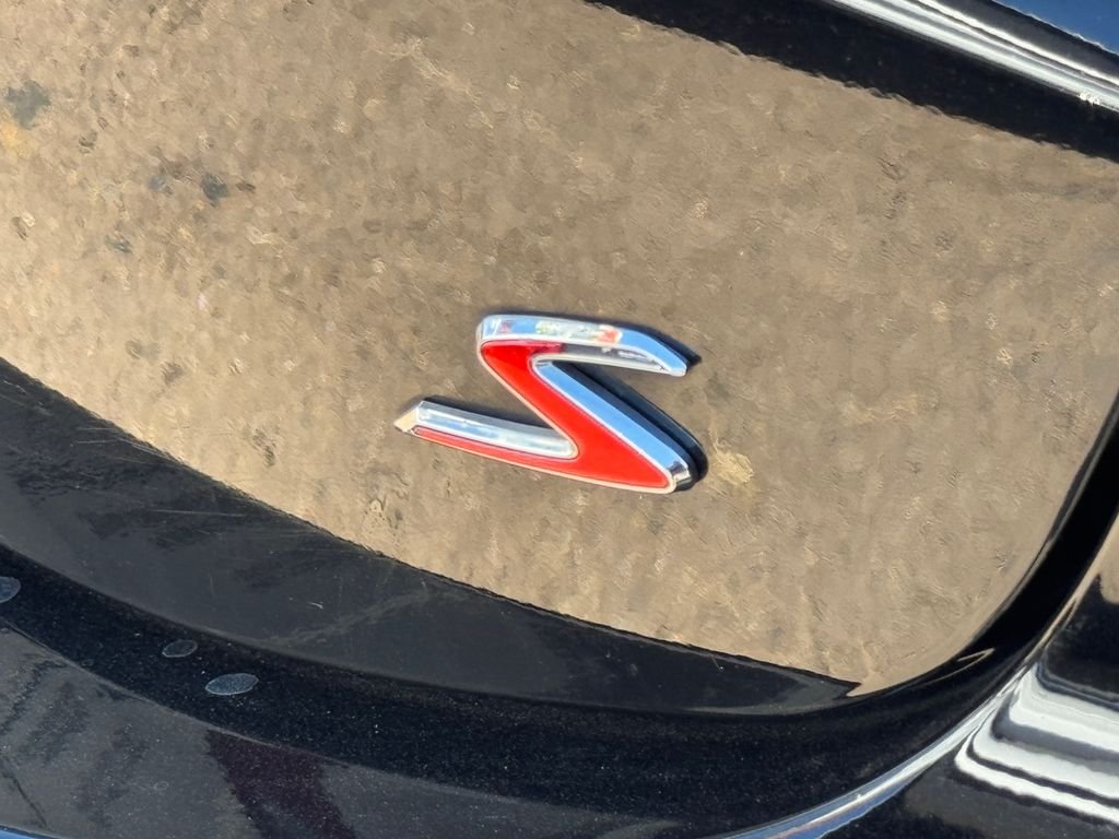 Used 2018 Black Kia S image 16