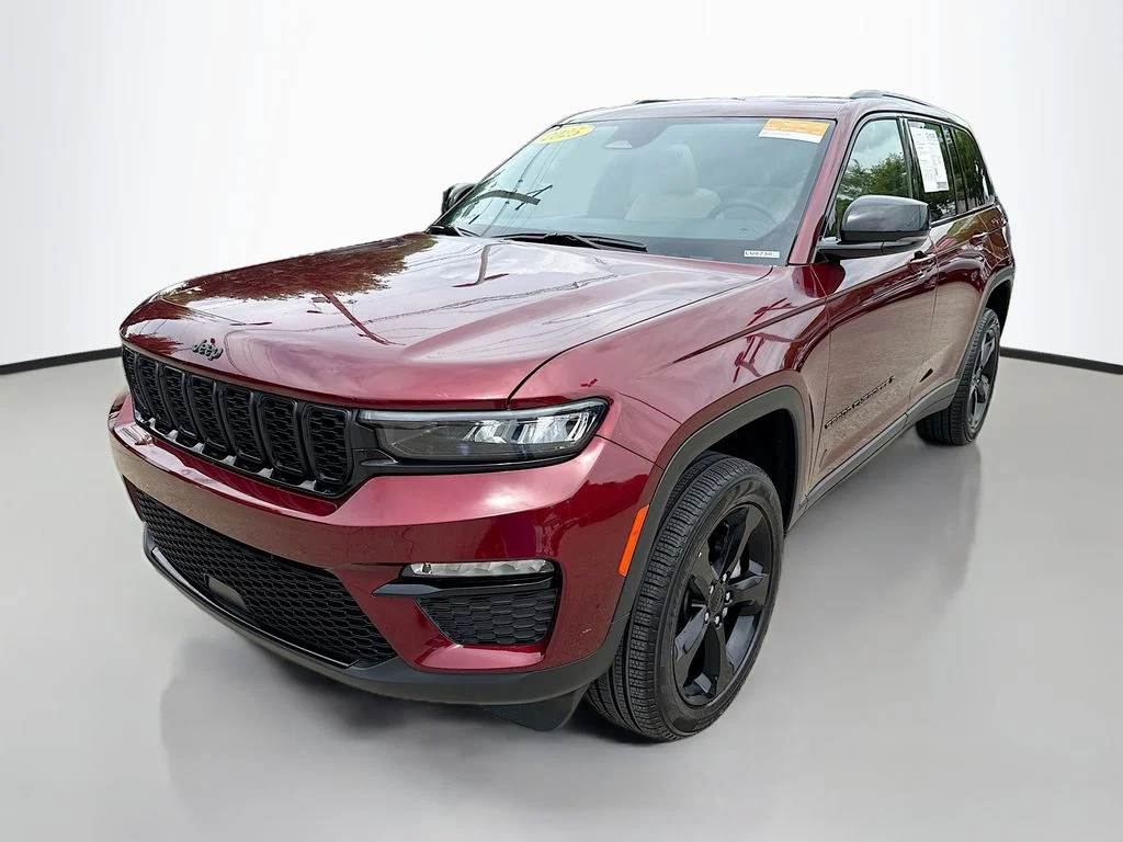 Used 2025 Velvet Red Pearlcoat Jeep Limited image 4