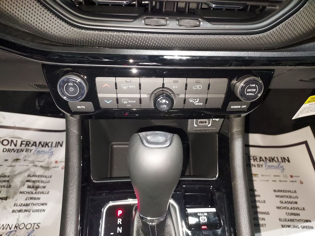 New 2026 Hydro Blue Pearl-Coat Exterior Paint Jeep Latitude image 22