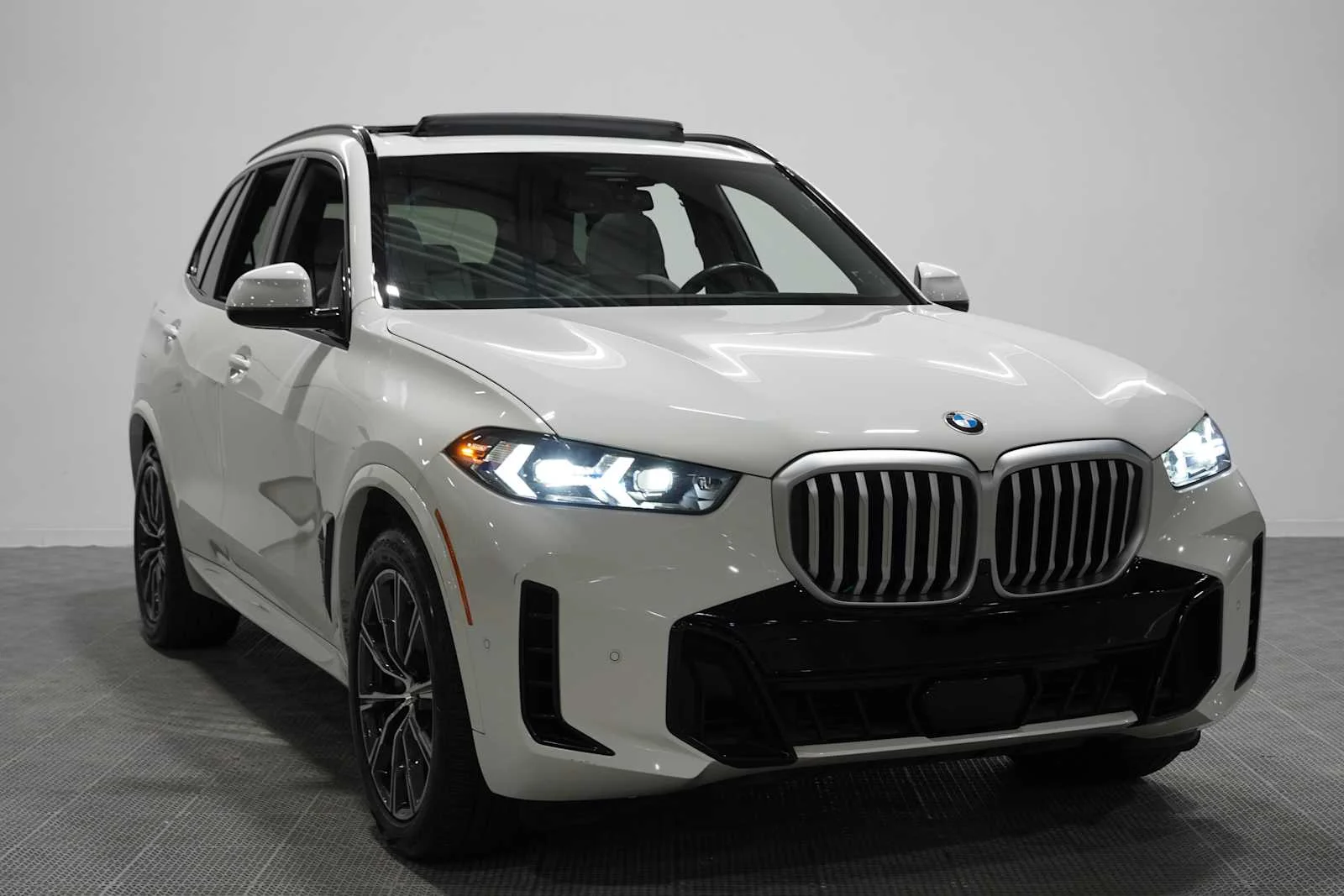 Certified Used 2025 Alpine White BMW xDrive40i image 3
