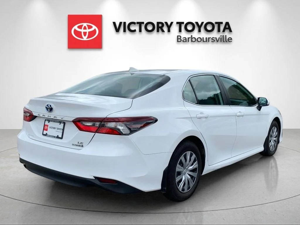 Used 2022 White Toyota LE image 7