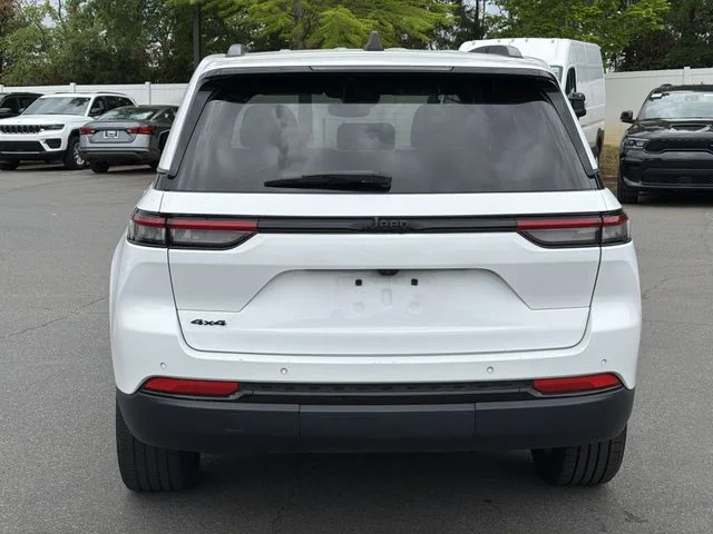 Used 2023 White/off-white Jeep Altitude X image 12