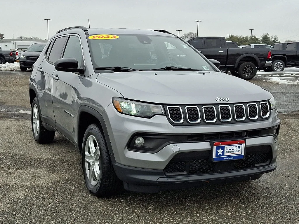 Used 2023 Silver Jeep Latitude image 2