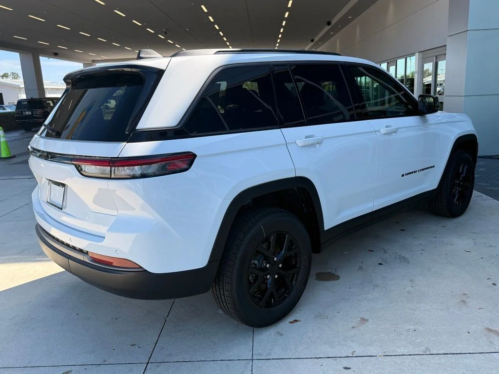 New 2026 Bright White Clear-Coat Exterior Paint Jeep Altitude image 4