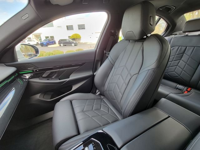Used 2025 White Metallic BMW 530i image 36