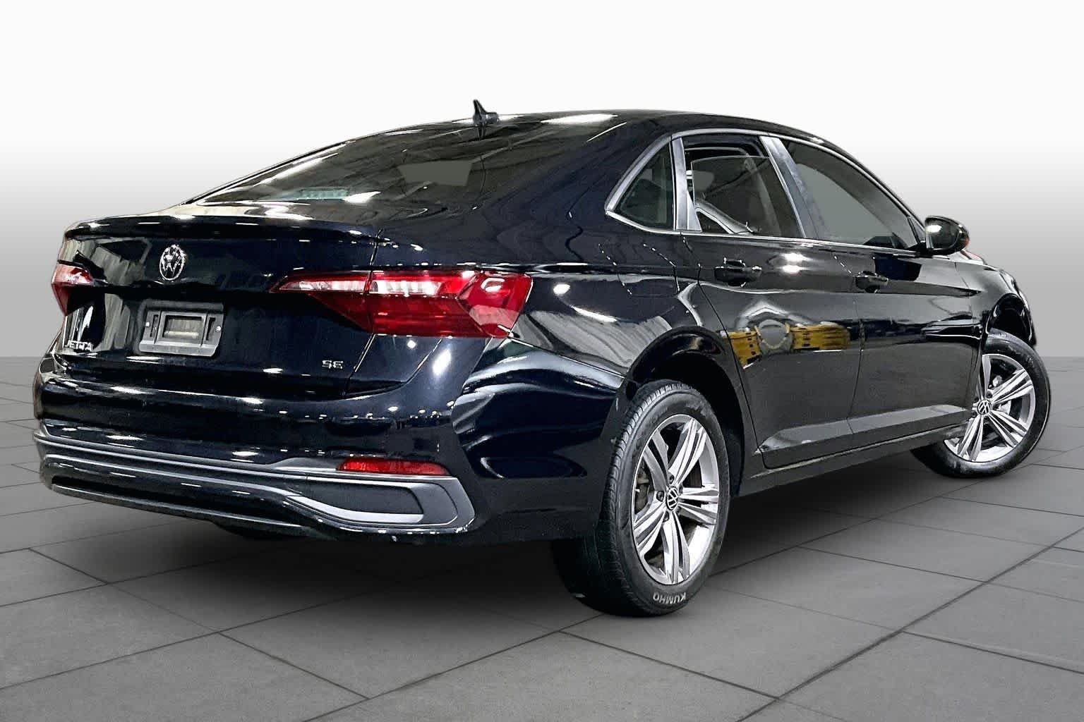 Used 2022 Deep Black Pearl Volkswagen SE image 13