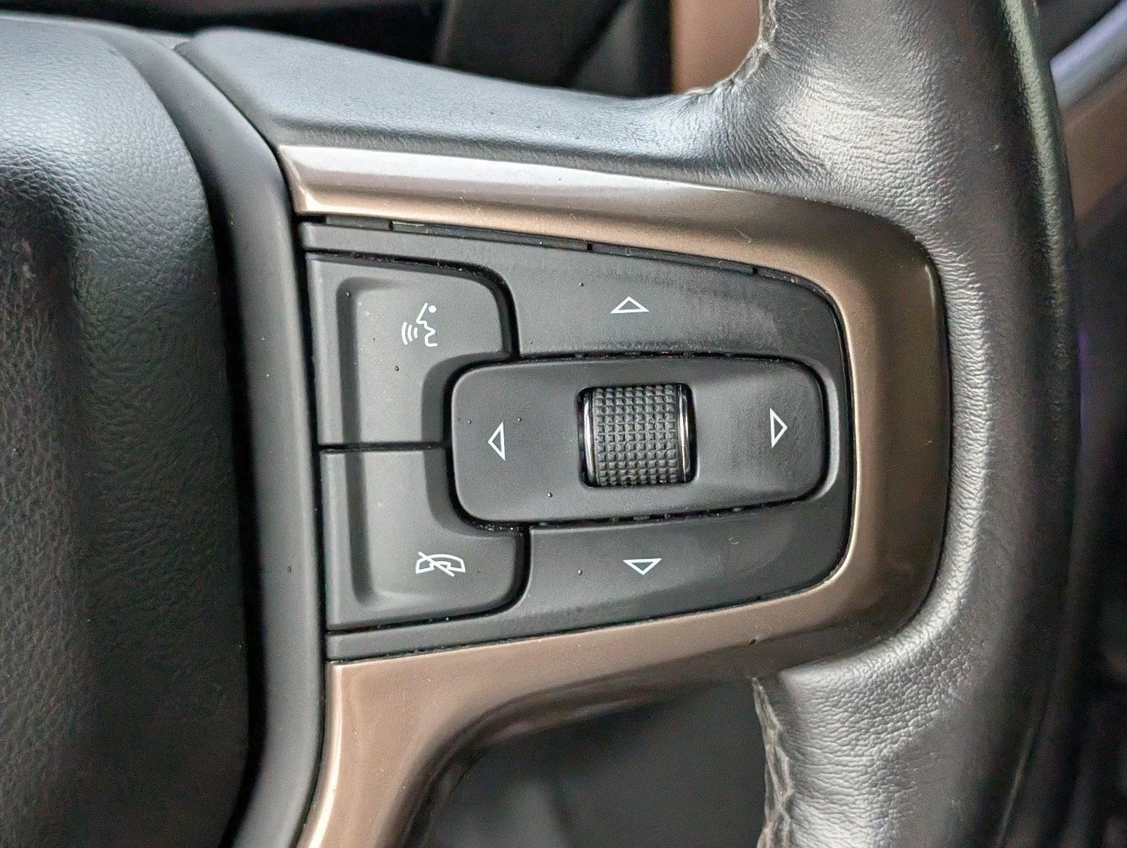 Used 2022 NORTHSKY BLUE METALLIC Chevrolet High Country image 28