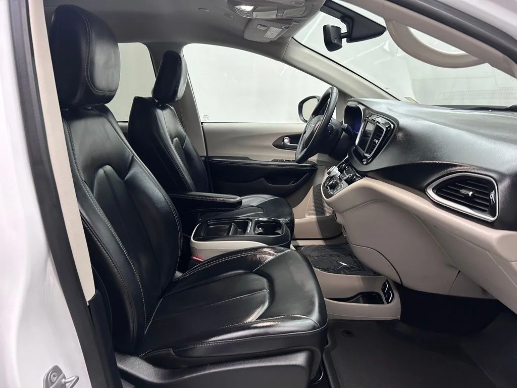 Used 2021 White Chrysler LXI image 18