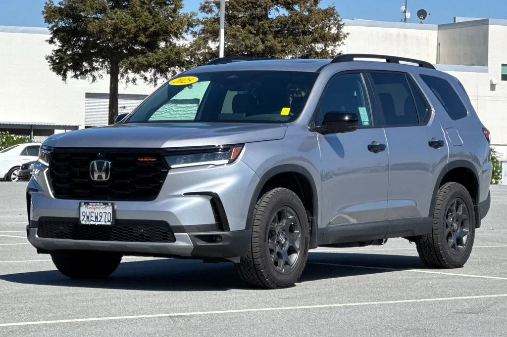 Used 2025 Lunar Silver Metallic Honda TrailSport image 9