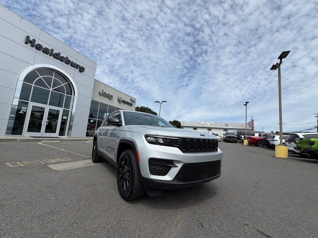 Used 2025 Silver Jeep Altitude X image 9