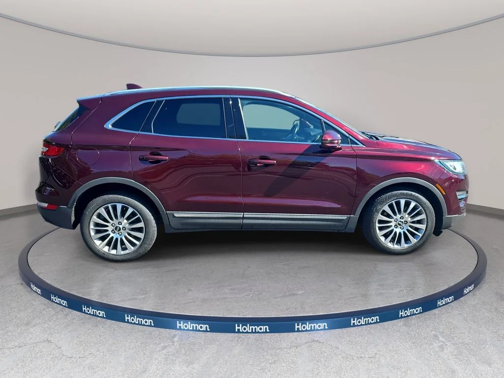 Used 2017 Red Lincoln Reserve image 4