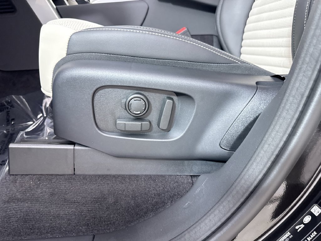 New 2026 Santorini Black Land Rover Dynamic SE image 12