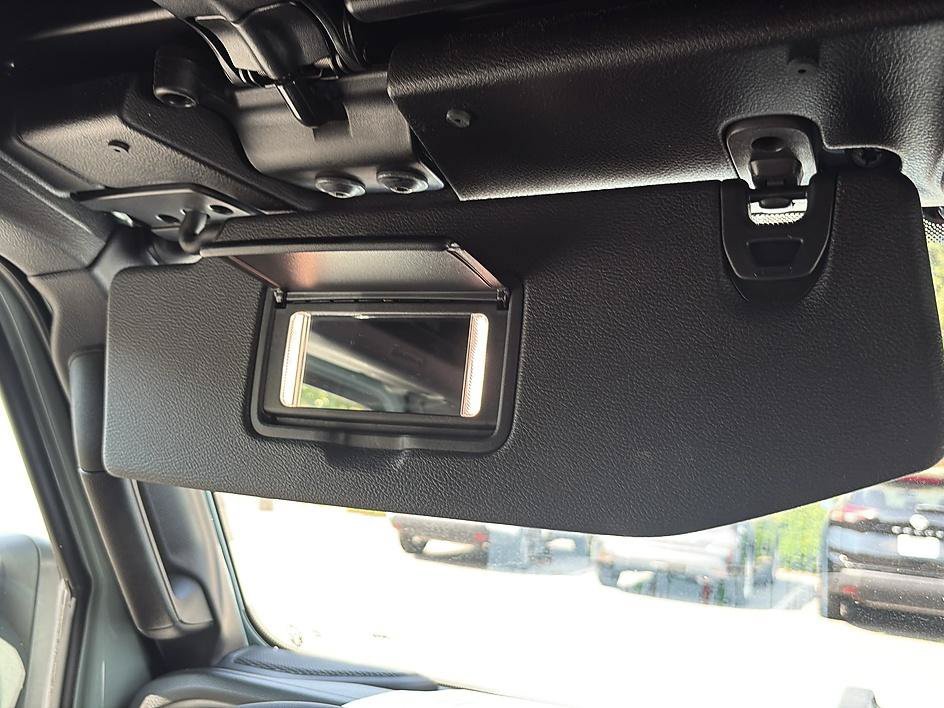 Used 2024 Earl Clearcoat Jeep Sport S image 42
