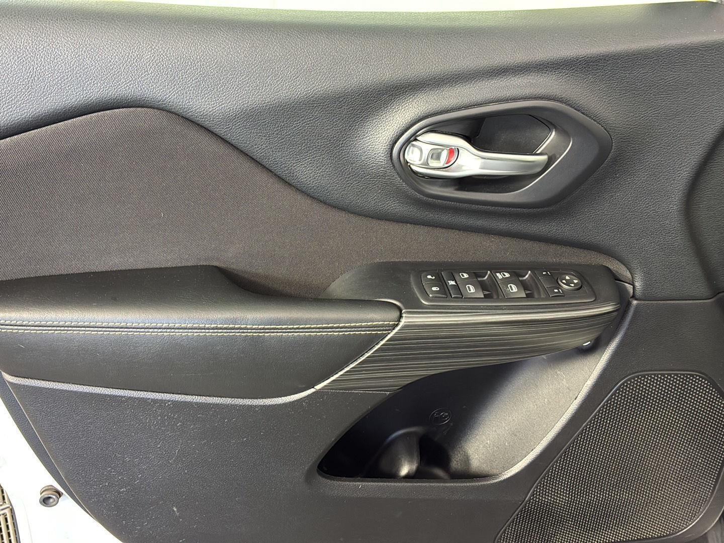 Used 2015 Bright White Clearcoat Jeep Latitude image 24