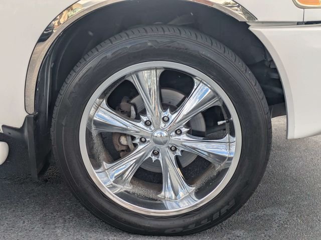 Used 2008 White Nissan SE image 11