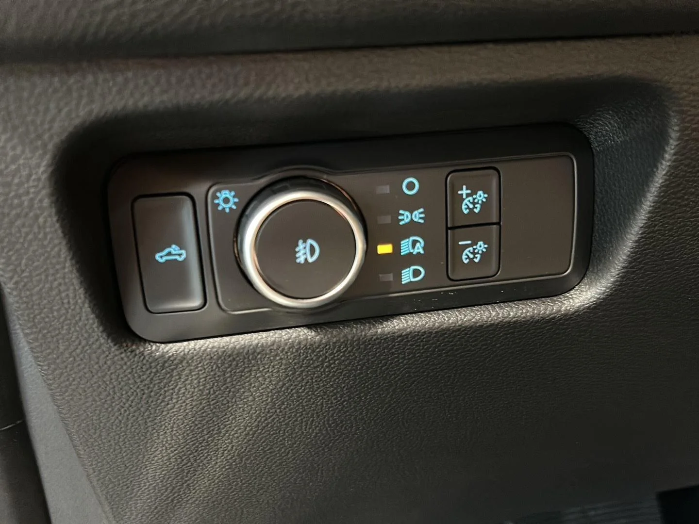 Used 2024 Cactus Gray Ford LARIAT image 9