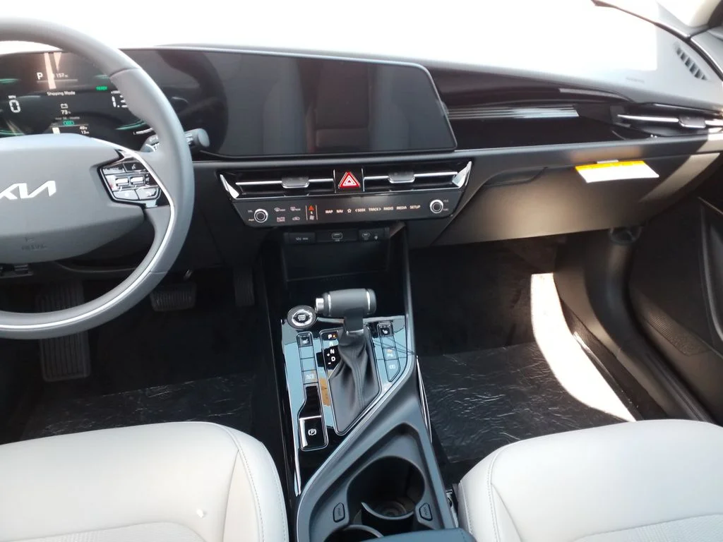 2025 Kia Niro EX - Photo 11