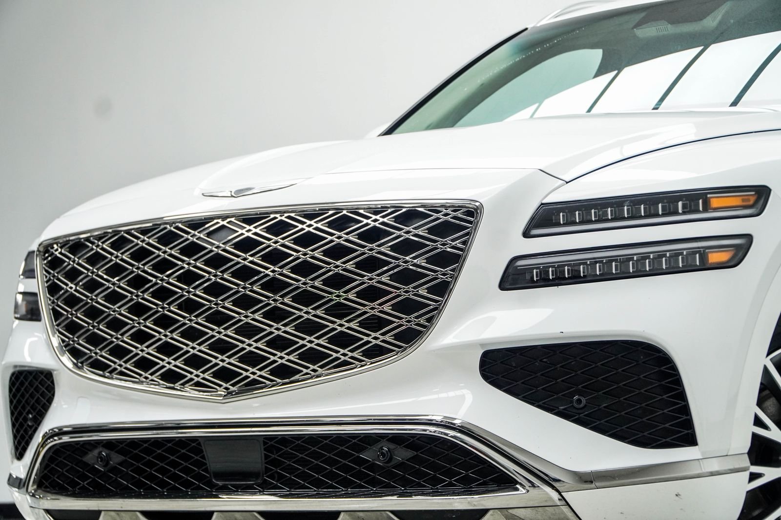 Used 2025 White Genesis 2.5T image 2