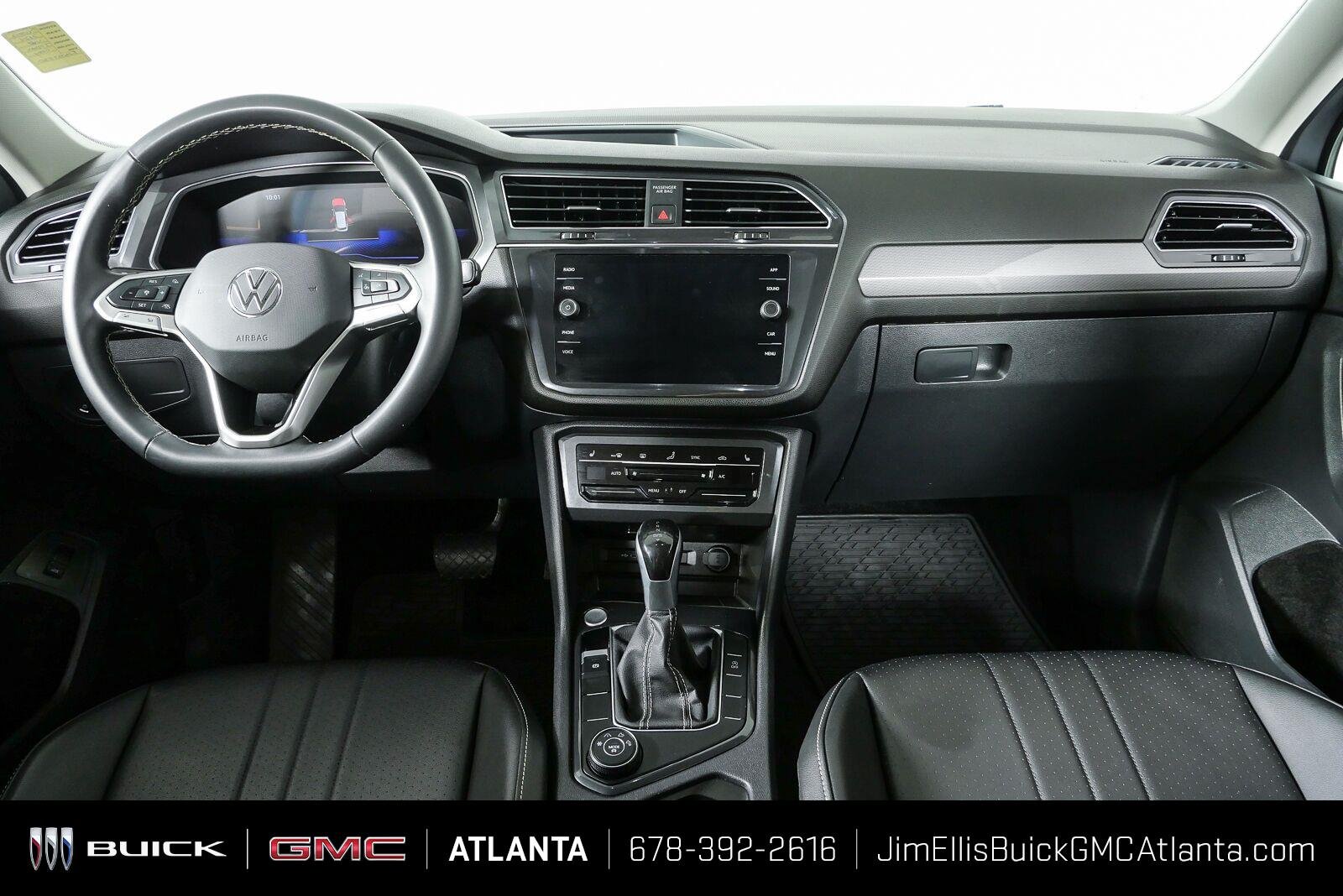 Used 2024 Pyrite Silver Metallic Volkswagen SE image 19